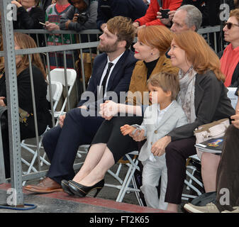 LOS ANGELES, CA - 10. Dezember 2015: Cheryl Howard & Tochter Schauspielerin Bryce Dallas Howard & Bryces Mann Seth Gabel & Sohn Theodore Gabel bei Regisseur Ron Howard Stern Zeremonie Stockfoto