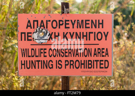 Jagd verboten Schild mit Einschusslöchern. Alaminos. Zypern. Stockfoto