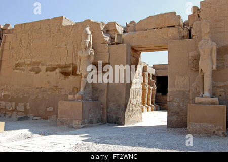 Stein-Statuen bewachen den Eingang zu einem Tempel in Karnak, Luxor, Ägypten Stockfoto