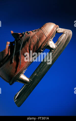 Alten Skate auf dunkelblauem Hintergrund Stockfoto