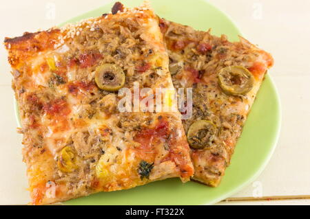Zwei Pizzastücke auf auf dem Silbertablett serviert Stockfoto