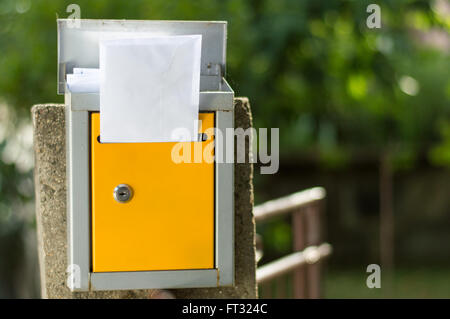 Öffnen des Postfachs mit empfangenen Briefe mit geringer Schärfentiefe erschossen Stockfoto