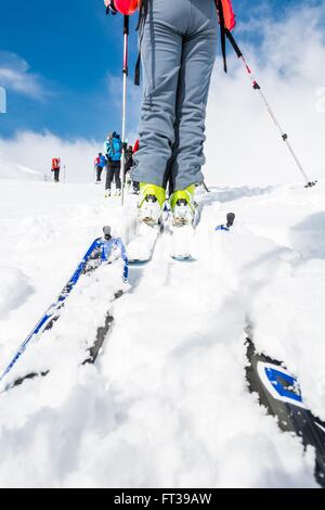 Gruppe von Skifahrer betrachtet aus dem Boden. Stockfoto