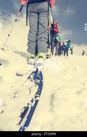 Gruppe von Skifahrer betrachtet aus dem Boden. Stockfoto