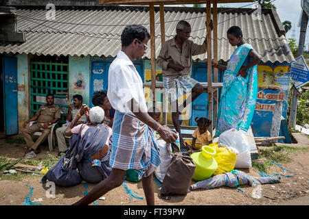 Eine Gruppe von lokalen Städter in Viluppuram, Indien, entspannen in der Mittagshitze Stockfoto