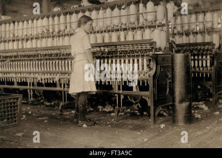 14 Jahre altes Mädchen arbeiten als Spinner beim Baumwollspinnerei, West, Texas, USA, ca. 1913 Stockfoto