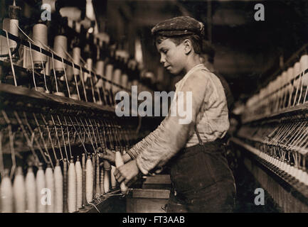 Kleiner Junge als Abnehmer im Globe Cotton Mill, Augusta, Georgia, USA, ca. 1909 Stockfoto