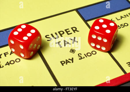 Super Steuerforderung auf Monopoly-Brett mit roten Würfel Stockfoto