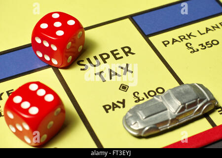 Auto auf Super Steuer Brettstellung Monopol mit roten Würfel Stockfoto