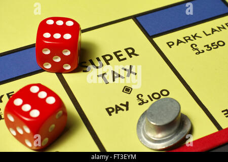 Zylinderhut auf Super Steuer Brettstellung Monopol mit roten Würfel Stockfoto