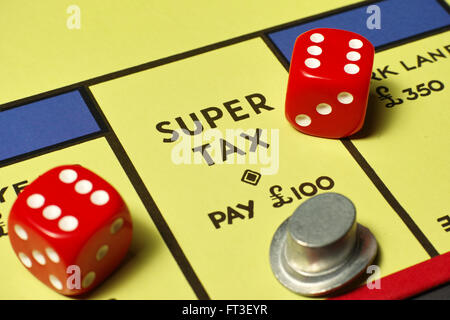 Zylinderhut auf Super Steuer Brettstellung Monopol mit roten Würfel Stockfoto