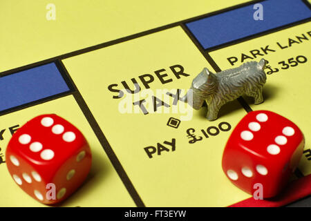 Hund auf Super Steuer Brettstellung Monopol mit roten Würfel Stockfoto