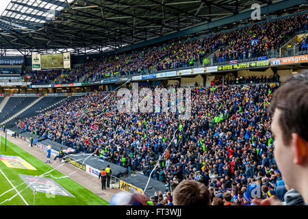 Mehr als 7000 Brighton & Hove Albion Football Fans sehen ihre Teamplay bei MK Dons, Milton Keynes, Buckinghamshire, Großbritannien Stockfoto