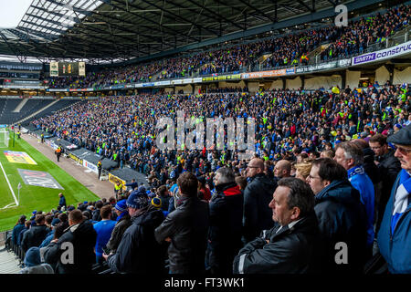 Mehr als 7000 Brighton & Hove Albion Football Fans sehen ihre Teamplay bei MK Dons, Milton Keynes, Buckinghamshire, Großbritannien Stockfoto