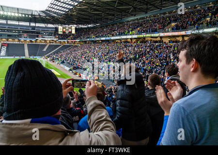 Brighton & Hove Albion Football Fans feiern ihr Team ein Tor bei MK Dons, Milton Keynes, Buckinghamshire, Großbritannien Stockfoto