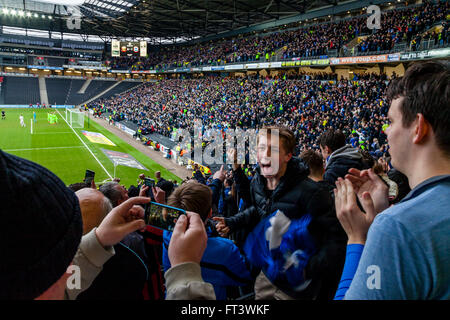 Brighton & Hove Albion Football Fans feiern ihr Team ein Tor bei MK Dons, Milton Keynes, Buckinghamshire, Großbritannien Stockfoto