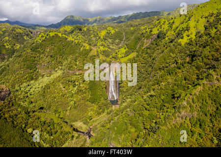 Wasserfall in Kauai Hawaii an sonnigen teilweise bewölkten Tag Stockfoto