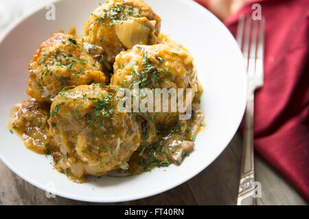 Frische bayerische Semmelknödel mit Pilz Soße Sauce. Stockfoto