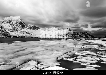 Flakstadoya auf den Lofoten, Norwegen im Winter an einem bewölkten Tag. Stockfoto