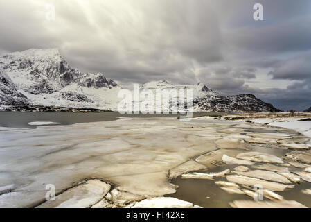 Flakstadoya auf den Lofoten, Norwegen im Winter an einem bewölkten Tag. Stockfoto