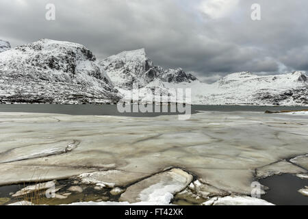 Flakstadoya auf den Lofoten, Norwegen im Winter an einem bewölkten Tag. Stockfoto