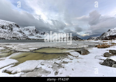 Flakstadoya auf den Lofoten, Norwegen im Winter an einem bewölkten Tag. Stockfoto