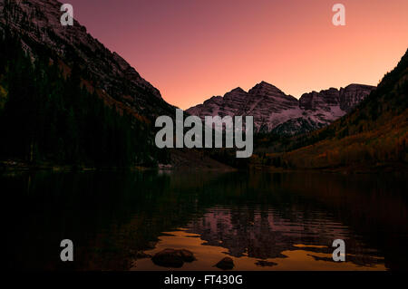 Maroon Bells Reflexion nach Sonnenuntergang Stockfoto