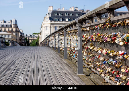 Liebesschlösser auf der Brücke Pont de Arts in Paris mit niedrigen Sicht Stockfoto