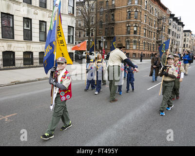 Pfadfinder-Truppe am St. Patrick es Day Parade im Stadtteil Park Slope von Brooklyn, New York, 2016. Stockfoto