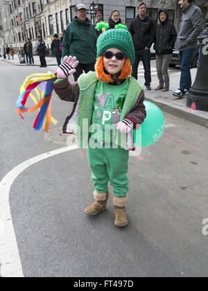 St. Patrick es Day Parade im Stadtteil Park Slope von Brooklyn, New York, 2016. Kleiner Junge gekleidet als Kobold Wellen Mar Stockfoto