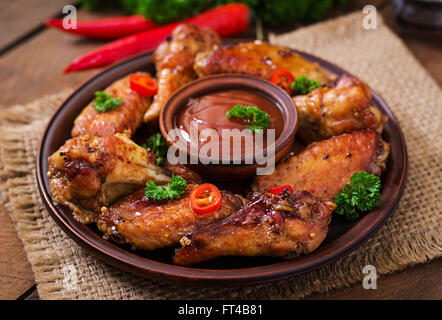 Süß-saure gebackene Chicken Wings und Soße Stockfoto
