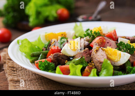 Warmer Salat mit Geflügelleber, grüne Bohnen, Eiern, Tomaten und Balsamico-dressing Stockfoto