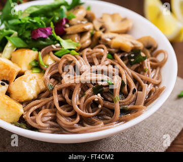 Miso und Soba-Nudel-Suppe mit gebratenem Tofu und Champignons Stockfoto