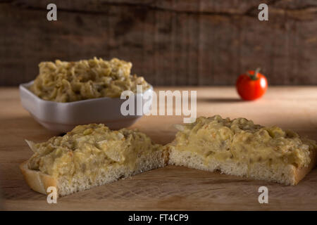 Scheibe Brot mit Auberginen-Salat mit Mayonnaise und einem Cherry-Tomate Stockfoto