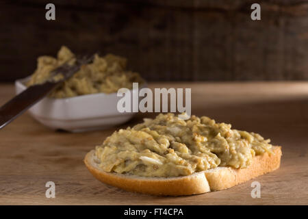 Scheibe Brot schmierte mit Auberginen-Salat Stockfoto