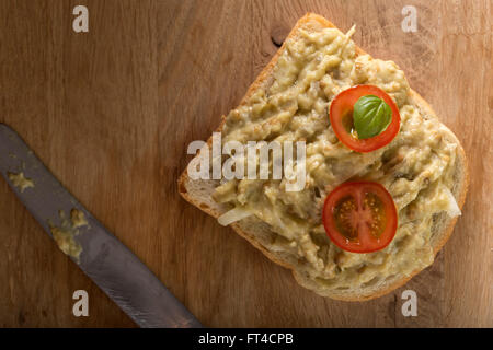 Scheibe Brot schmierte mit Auberginen-Salat Stockfoto