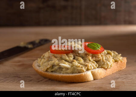 Scheibe Brot schmierte mit Auberginen-Salat Stockfoto