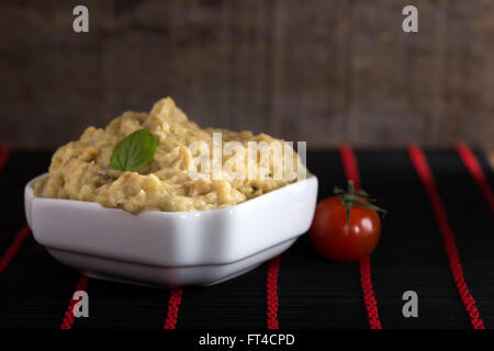 Auberginen-Salat mit Mayonnaise und einem Cherry-Tomate Stockfoto