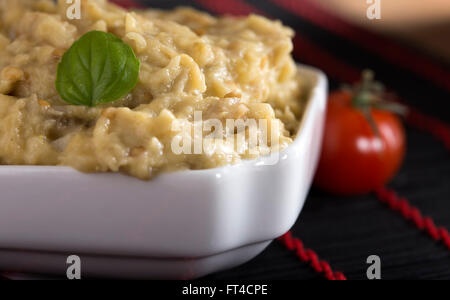 Auberginen-Salat mit Mayonnaise und einem Cherry-Tomate Stockfoto