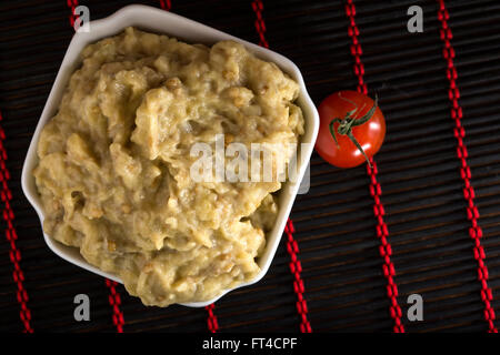 Auberginen-Salat mit Mayonnaise und einem Cherry-Tomate Stockfoto