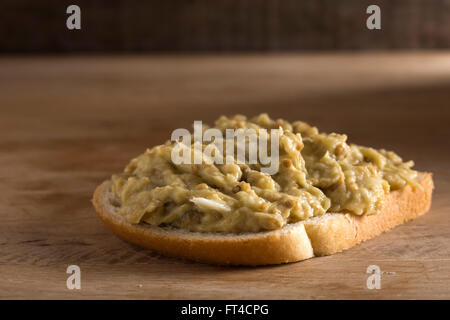 Scheibe Brot schmierte mit Auberginen-Salat Stockfoto