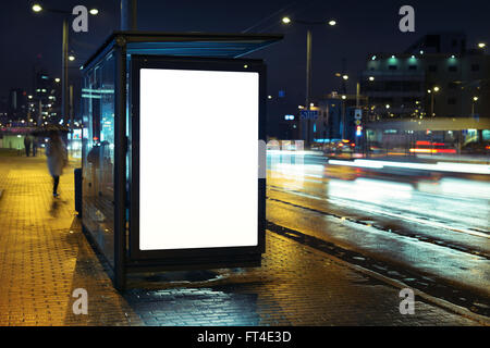 Leere Bushaltestelle Werbung Plakatwand in der Stadt bei Nacht. Stockfoto