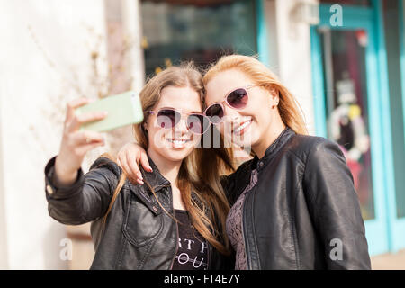 Mädchen machen ein Selbstporträt mit dem Handy vor. Lebensstil Stockfoto