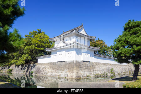 Außenansicht des Grabens und Ecke Revolver die Nijo Burg, Kyoto, Kansai, Japan Stockfoto