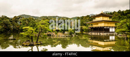 Panorama des Kinkaku-Ji oder goldenen Pavillon im Herbst, Kita-Ku, Kyoto, Kansai, Japan Stockfoto