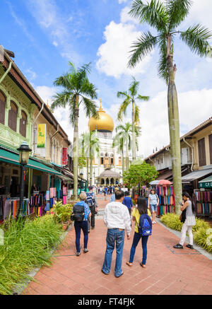 Fußgänger Bussorah St, gesäumt von Geschäften und Cafés zu Masjid Sultan in Kampong Glam, Singapur Stockfoto