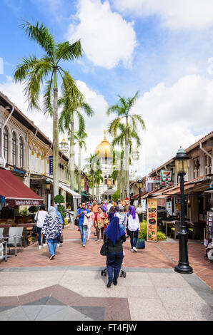 Fußgänger Bussorah St, gesäumt von Geschäften und Cafés zu Masjid Sultan in Kampong Glam, Singapur Stockfoto