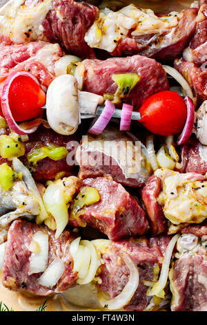 Fleisch mit Gewürzen und Marinade mit Kiwi am Spieß für Kebabs mit Gewinde Stockfoto