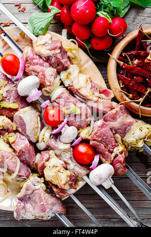 Fleisch mit Gewürzen und Marinade mit Kiwi am Spieß für Kebabs mit Gewinde Stockfoto