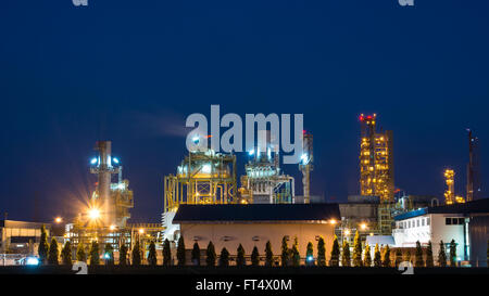 Petrochemische Fabrik in der Nachtzeit Stockfoto